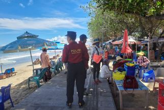 Lebaran 2024, Polisi Denpasar Pelototi Pantai Kuta - JPNN.com Bali