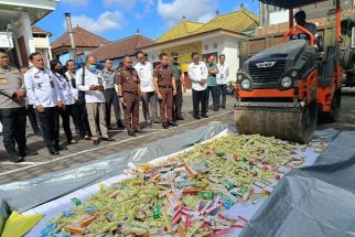 Buldoser Kejari Denpasar Gilas 3 Truk Obat-obatan Ilegal asal Cina - JPNN.com Bali