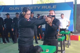 Brimob Latih Jajaran Kemenkumham Bali Latihan Menembak, Melatih Konsentrasi - JPNN.com Bali