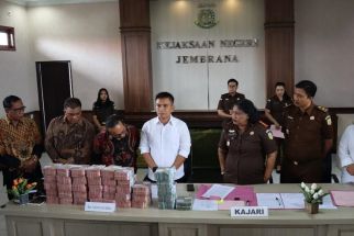 Lihat Tumpukan Uang Pengganti Korupsi Eks Bupati Jembrana Gede Winasa, Segunung - JPNN.com Bali