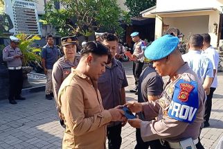 Provos Polsek Dentim & Kuta Cek Handphone Anggota, Antisipasi Judi Online - JPNN.com Bali