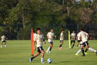 Skuad Timnas U17 Berlatih di Pantai dengan Beban Pasir, Gholy Sebut Berat, tetapi - JPNN.com Bali