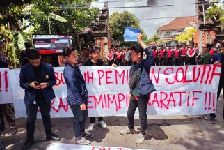 Mahasiswa Unud Bergerak, Pasang Spanduk Masalah Bali di Kantor KPU, Makjleb - JPNN.com Bali