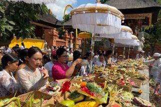 Ribuan Pemedek Sembahyang Galungan di Pura Agung Jagatnatha, Khidmat - JPNN.com Bali