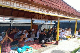 WBP & Petugas Lapas Lombok Barat Sembahyang Bersama Hari Raya Kuningan - JPNN.com Bali