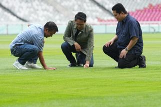 Erick Thohir Cek Rumput SUGBK Menjelang Laga Indonesia vs Jepang, Terbaik - JPNN.com Bali