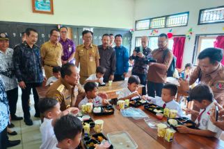 Sekolah di Buleleng Mulai Uji Coba Makan Bergizi Gratis, Lihat Ekspresi Pj Gubernur - JPNN.com Bali