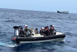 KRI Gusti Ngurah Rai Evakuasi ABK KM Scania 1, Terombang-ambing 4 Hari di Laut Bali - JPNN.com Bali