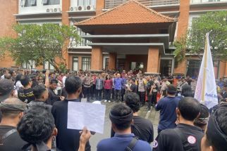 Massa Demo Disnaker Bali, Tuding Ada Mafia, Buntut PHK Karyawan Angkasa Pura - JPNN.com Bali