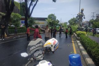 Bali Hujan Lebat, Pohon Tumbang di Jalan Bypass Kuta Memicu Kemacetan, Lalin Dialihkan - JPNN.com Bali