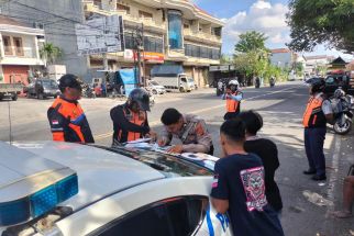 Polresta Denpasar Sikat Parkir Liar di Jalan Kargo, Tiga Truk Bandel Jadi Sasaran - JPNN.com Bali