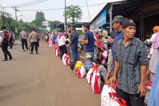 Sambut Jokowi, Warga Serang Berjejer di Pinggir Jalan, Panas-panasan - JPNN.com Banten