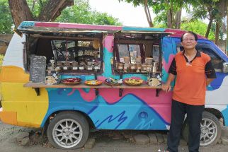 Angkot Disulap jadi Kedai Kopi Django, Langganan PNS - JPNN.com Banten