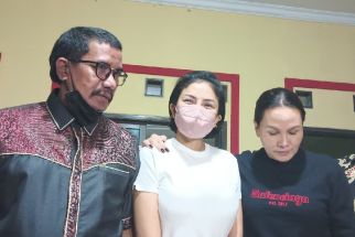 Berkaus Putih, Nikita Mirzani Keluar dari Kantor Polisi, Nyai Mau ke Mana? - JPNN.com Banten