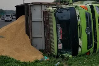 Dump Truk Terguling di Tol Tangerang-Merak, Isinya Tumpah Semua - JPNN.com Banten