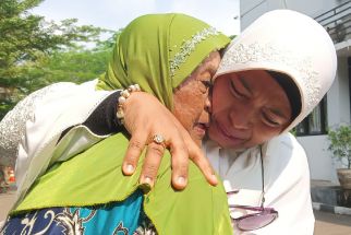 Tangisan Nenek Itu Jatuh di Pelukan Jemaah Haji Kota Serang - JPNN.com Banten