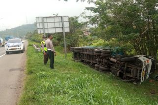 Kronologi Truk Terguling di Tol Tangerang-Merak, Sopir Tewas - JPNN.com Banten