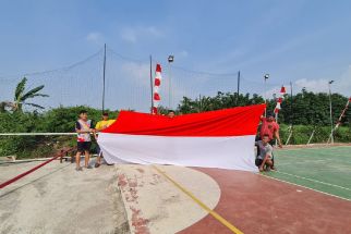 Merdeka! Bapak-Bapak Kompleks di Serang Kibarkan Bendera Merah Putih Berukuran Raksasa - JPNN.com Banten
