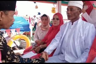 Disaksikan Laut dan Seisinya, Bambang Menikahi Lilis di Atas Perahu - JPNN.com Banten