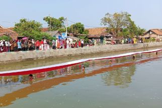 Warga Sukadiri Serang Kibarkan Bendera Merah Putih 50 Meter di Atas Air Hijau - JPNN.com Banten