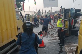Truk Bermuatan Hebel Tabrak Pembatas Jalan di Cikupa Tangerang - JPNN.com Banten