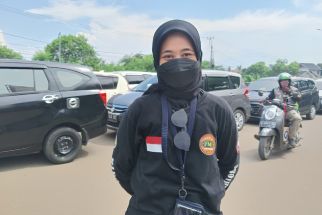 Driver Ojol Cantik Ini Namanya Nining Nurhayati, Siapa yang Mau Diangkut? - JPNN.com Banten