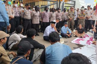 Wakil Ketua DPRD Banten Temui Pedemo, Terlihat Akrab - JPNN.com Banten