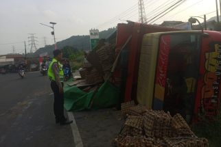 Ribuan Butir Telur Tumpah ke Jalan, Mak-Mak Menangis - JPNN.com Banten