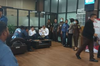 Nikita Mirzani Digelandang Polisi ke Kejaksaan, Lihat Tuh Gayanya - JPNN.com Banten