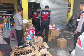 Polres Serang Amankan Ratusan Botol Miras Berbagai Merek - JPNN.com Banten