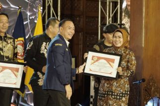 Ratu Tatu Chasanah Dapat Penghargaan AKMY Award 2022 - JPNN.com Banten
