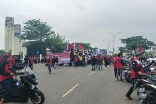 Demo Hari Kedua Buruh Banten Blokade Jalan, Bisa Sampai Malam - JPNN.com Banten