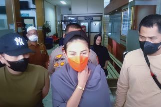 Nikita Mirzani Dibawa ke Rumah Sakit, Ada Tulang Tumbuh di Leher - JPNN.com Banten