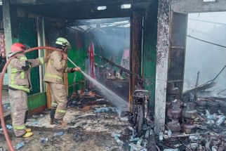 Warung Madura di Tangerang Terbakar, 2 Motor Tinggal Kerangka - JPNN.com Banten