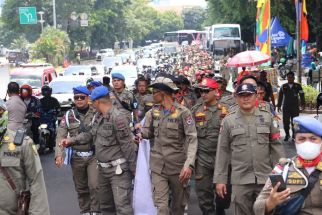 2 Hari Demo di Jakarta, Honorer Satpol PP Asal Banten Tidur di Sini Demi Perjuangan - JPNN.com Banten