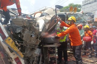 2 Truk Adu Kebo di Jalan Raya Serang-Cilegon, Sopir Terjepit Hingga Meninggal - JPNN.com Banten