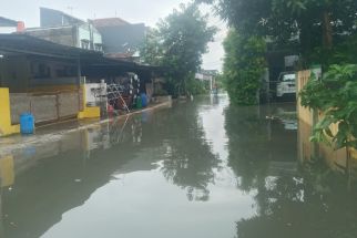 Banjir Satu Meter Merendam Perumahan Vila Tomang Baru di Pasar Kemis Tangerang - JPNN.com Banten