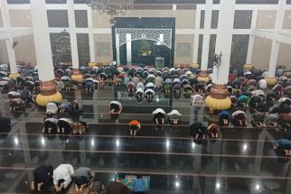 Jemaah Tarawih Perdana di Masjid Agung Ats-Tsauroh Serang Masih Sepi - JPNN.com Banten