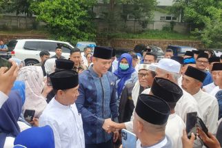 Safari Ramadan, AHY Ziarah ke Makam Pahlawan dan Pendiri Tangerang - JPNN.com Banten