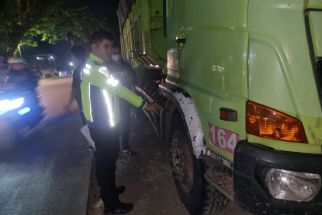 Truk Tronton Urukan Tanah di Serang Gilas Pemotor, Korban Tewas Mengenaskan - JPNN.com Banten