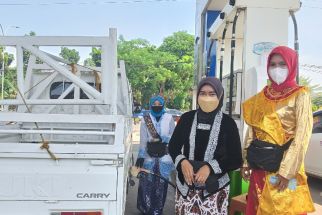 Petugas SPBU di Serang Pakai Baju Adat dalam Rangka Memperingati Hari Lahir Pancasila - JPNN.com Banten