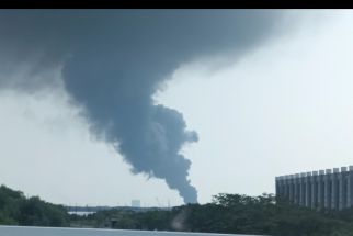 Pabrik Mainan & Karpet di Tangerang Terbakar, Asapnya Terlihat Sampai ke PIK - JPNN.com Banten