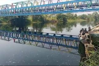 DLHK Banten Uji Lab Air Sungai Ciujung yang Menghitam dan Bau - JPNN.com Banten