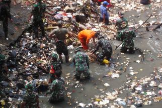 200 Prajurit TNI Terjun Bersihkan Sampah di Sungai Cibanten - JPNN.com Banten
