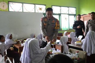 Laksanakan Instruksi Prabowo, Irjen Suyudi Uji Coba Makan Siang di Sekolah - JPNN.com Banten