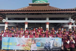 PLN Banten Ajak Wartawan Touring Pakai Motor Listrik Sambil Berbagi - JPNN.com Banten