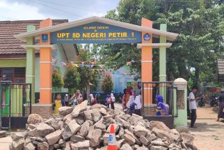 Lahan Bersengketa, SDN 1 Petir Kabupaten Serang Ditutup Batu - JPNN.com Banten