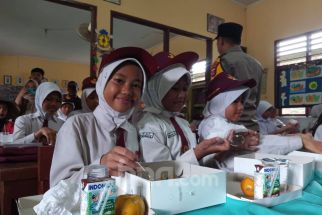 Polres Serang Bersama Jurnalis Bagikan Makan Siang Bergizi di Sekolah - JPNN.com Banten