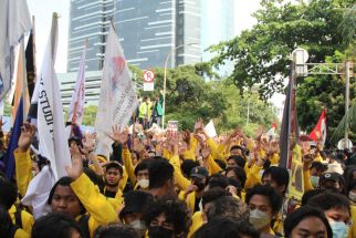 Polisi Membubarkan Paksa Demo Mahasiswa Tolak Kenaikan BBM - JPNN.com Sultra