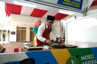 Peringati Hari Ibu, Ridwan Kamil Masak Jengkol Ala Bung Karno di Depan Istri - JPNN.com Jabar